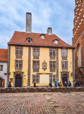 Viesnīcas ēka Vecrīgā  pašā pilsētas sirdī. Ēkai ir lieliska redzamība, un apkārtējās Rīga - foto 1