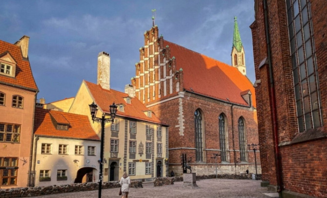 Viesnīcas ēka Vecrīgā  pašā pilsētas sirdī. Ēkai ir lieliska redzamība, un apkārtējās Rīga - foto 2