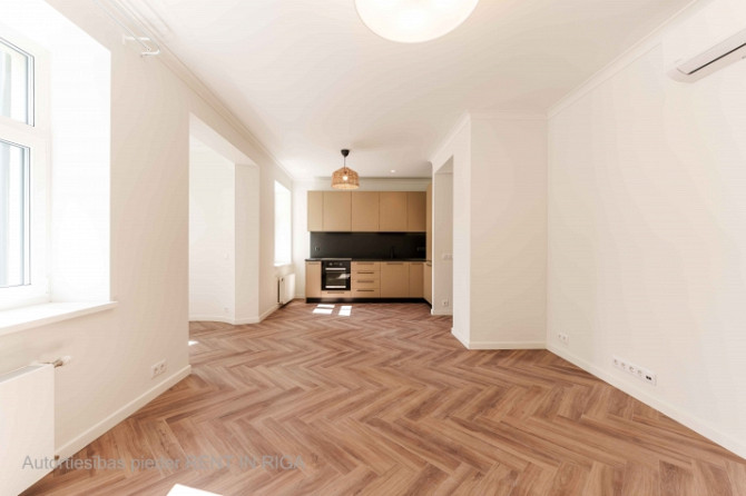 Ilgtermiņā tiek izīrēts gaišs un pilnībā renovēts 3 istabu dzīvoklis vienā no Rīga - foto 5