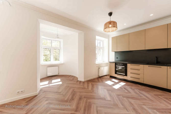 Ilgtermiņā tiek izīrēts gaišs un pilnībā renovēts 3 istabu dzīvoklis vienā no Rīga - foto 2