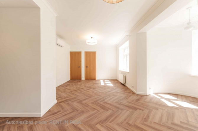 Ilgtermiņā tiek izīrēts gaišs un pilnībā renovēts 3 istabu dzīvoklis vienā no Rīga - foto 6