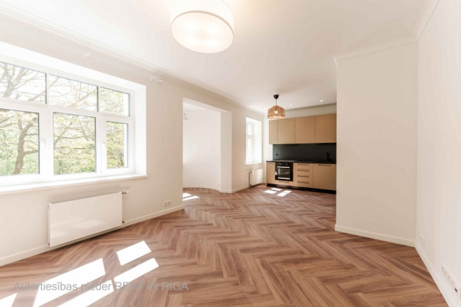 Ilgtermiņā tiek izīrēts gaišs un pilnībā renovēts 3 istabu dzīvoklis vienā no Rīga - foto 1