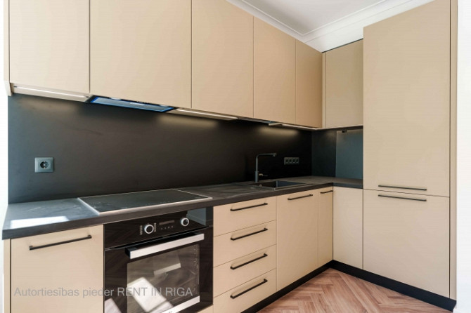 Ilgtermiņā tiek izīrēts gaišs un pilnībā renovēts 3 istabu dzīvoklis vienā no Rīga - foto 4