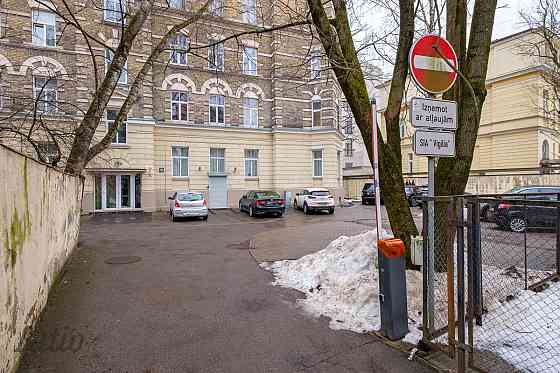 Pārdod dzīvokli pilsētas klusajā centra daļā iekšpagalma mājā.
Dzīvoklī ir četras istabas, atsevišķa Rīga