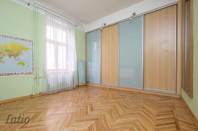 Pārdod dzīvokli pilsētas klusajā centra daļā iekšpagalma mājā.
Dzīvoklī ir četras istabas, atsevišķa Рига - изображение 4