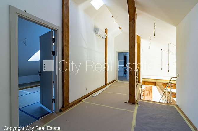 Fasādes māja, ieeja no ielas, ir lifts, kāpņu telpa pēc kapitālā remonta, balkons, logi Rīga - foto 6