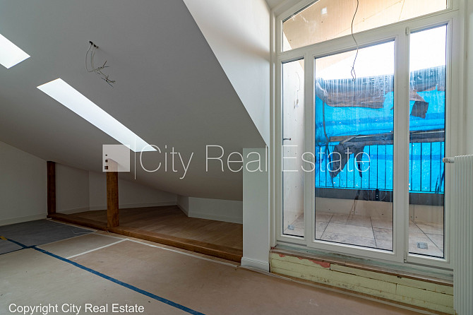 Fasādes māja, ieeja no ielas, ir lifts, kāpņu telpa pēc kapitālā remonta, balkons, logi Rīga - foto 7