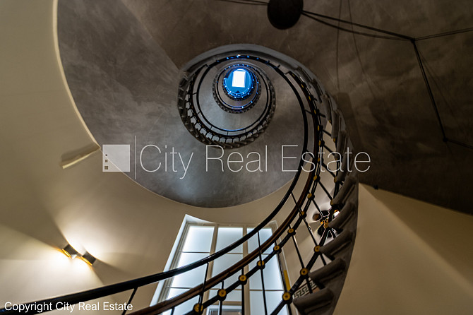 Fasādes māja, ieeja no ielas, ir lifts, kāpņu telpa pēc kapitālā remonta, balkons, logi Rīga - foto 20