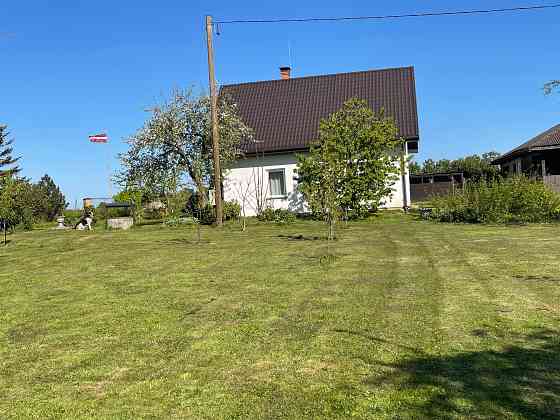 Piedāvāju Dzīvojamo Māju ar Lielu un Līdzenu Zemes Gabalu un Labiekārtotu Platību 3800 m² Bauska