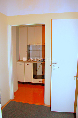 Pagalma māja, slēgts pagalms, ieeja no pagalma, pagalmā bērnu spēļu laukums, ir lifts, logi Rīga - foto 18