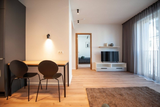 Tiek piedāvāts kvalitatīvs un pilnībā mēbelēts divistabu dzīvoklis jaunā projektā Rīgas Rīga - foto 4