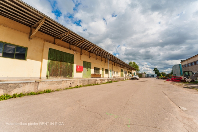 Sausa noliktava ar rampu.  Iznomā vienu plašu noliktavas telpu.  Telpās nesen ievilkta jauna Rīga - foto 5