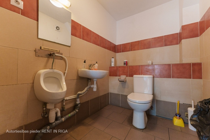Sausa noliktava ar rampu.  Iznomā vienu plašu noliktavas telpu.  Telpās nesen ievilkta jauna Rīga - foto 8