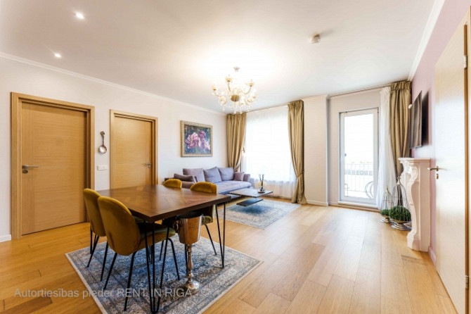Pārdod elegantu 4-istabu dzīvokli Jaunajā Teikā!  Īpašums atrodas vienā no Rīga - foto 1