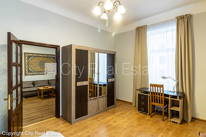 Pagalma māja, slēgts pagalms, ieeja no pagalma, kāpņu telpa pēc kosmētiskā remonta, logi Rīga - foto 5