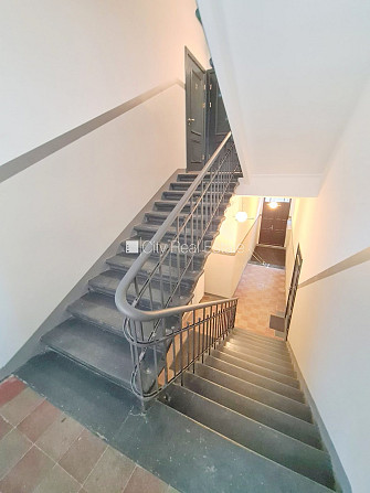 Fasādes māja, renovēta māja, slēgts pagalms, ieeja no ielas un pagalma, mansards, kāpņu Rīga - foto 19