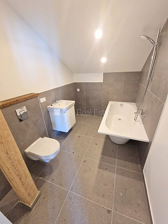 Fasādes māja, renovēta māja, slēgts pagalms, ieeja no ielas un pagalma, mansards, kāpņu Rīga - foto 14