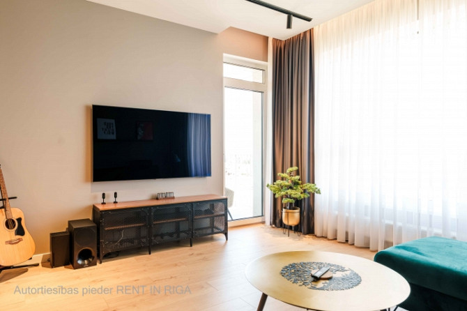Izīrē mūsdienīgu un pilnībā aprīkotu dzīvokli(48,8m) ar balkonu (5,4 m). Plašajā Rīga - foto 1