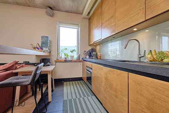 Pārdod plašu un mājīgu 110,1 m divstāvu penthouse dzīvokli (7. un 8. stāvs) modernā 2004. gadā celtā Rīga