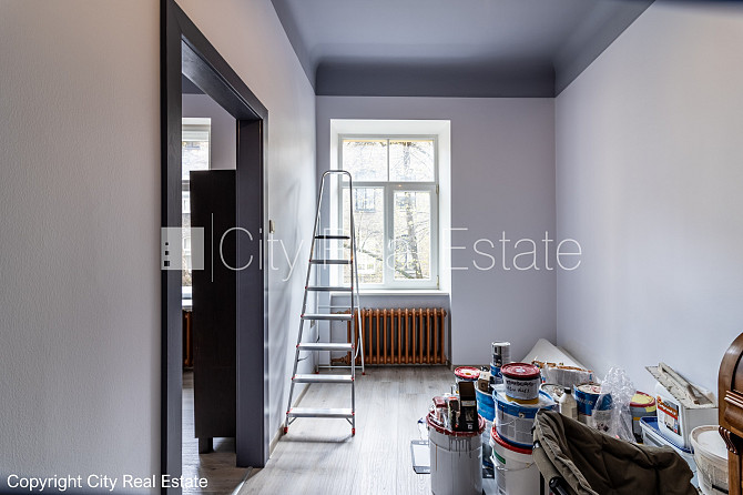Zeme īpašumā, fasādes māja, renovēta māja, ieeja no ielas, ir lifts, kāpņu telpa pēc Rīga - foto 5