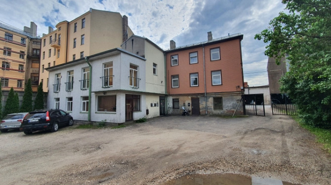 Tiek pārdota biroju ēka un zeme.  Pārdotas tiek 2/3 no kopīpašuma. Ēkas kopējā platība ir Rīga - foto 2