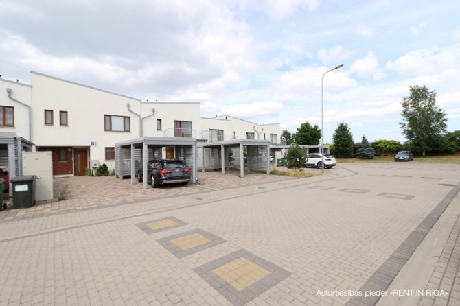 Taunhaus atrodas slēgta tipa ciematā.  Pirmajā stāvā ir plaša dzīvojamā istaba un ēdamzona Rīgas rajons - foto 1