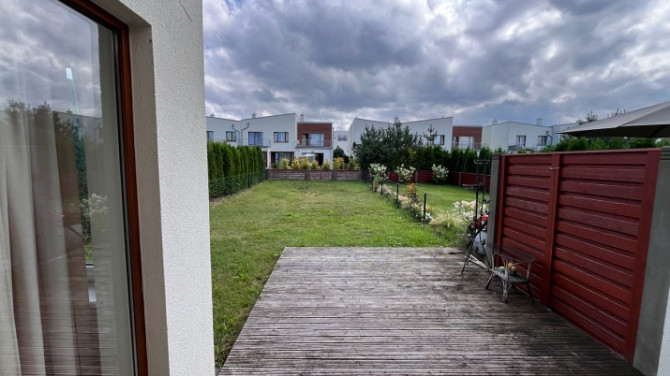 Taunhaus atrodas slēgta tipa ciematā.  Pirmajā stāvā ir plaša dzīvojamā istaba un ēdamzona Rīgas rajons - foto 3