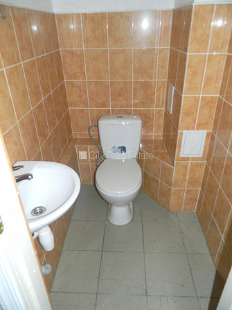 Fasādes māja, ieeja no ielas, ir lifts, kāpņu telpa pēc kapitālā remonta, logi vērsti uz Rīga - foto 7