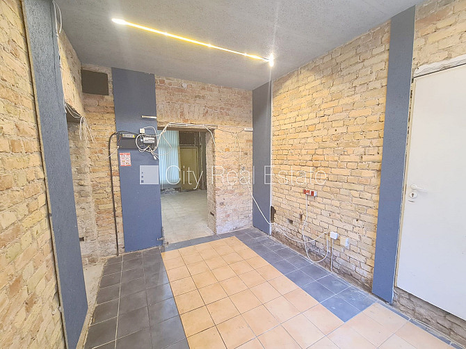 Fasādes māja, renovēta māja, ieeja no ielas, logi vērsti uz ielas pusi, logi vērsti mājas Rīga - foto 16