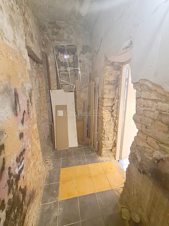 Fasādes māja, renovēta māja, ieeja no ielas, logi vērsti uz ielas pusi, logi vērsti mājas Rīga - foto 19
