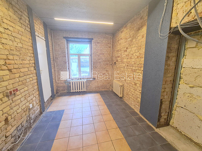 Fasādes māja, renovēta māja, ieeja no ielas, logi vērsti uz ielas pusi, logi vērsti mājas Rīga - foto 13