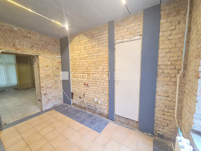 Fasādes māja, renovēta māja, ieeja no ielas, logi vērsti uz ielas pusi, logi vērsti mājas Rīga - foto 15