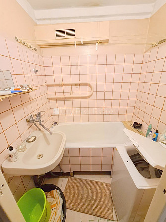 Fasādes māja, ieeja no pagalma, ir lifts, kāpņu telpa pēc kosmētiskā remonta, lodžija, logi Rīga - foto 14