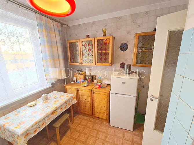 Fasādes māja, ieeja no pagalma, ir lifts, kāpņu telpa pēc kosmētiskā remonta, lodžija, logi Rīga - foto 10