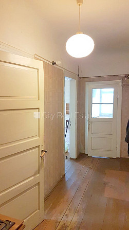 Zeme īpašumā, fasādes māja, slēgts pagalms, iežogota teritorija ar koka sētu, ieeja no Rīga - foto 10