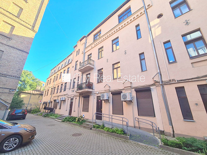 Fasādes māja, ieeja no ielas, kāpņu telpa pēc kosmētiskā remonta, logi vērsti uz ielas Rīga - foto 13