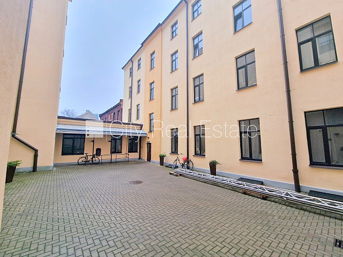 Здание во дворе, реновированный дом, закрытый двор, вход с улицы и со двора, Рига - изображение 19