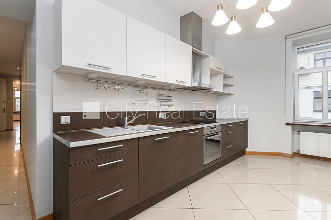 Fasādes māja, ieeja no ielas, ir lifts, logi vērsti mājas abās pusēs, griestu augstums 3,2 m, Rīga - foto 14
