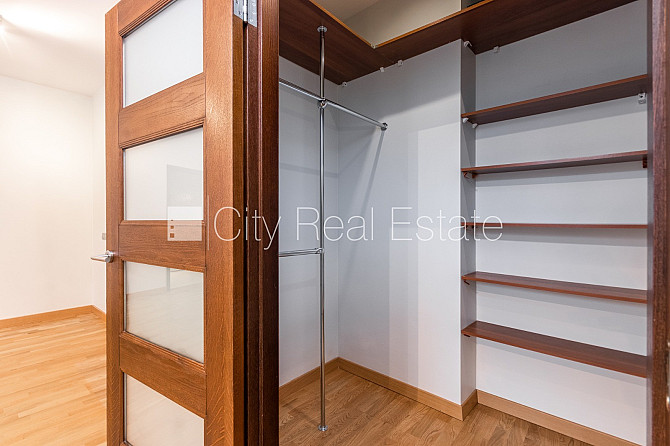 Fasādes māja, ieeja no ielas, ir lifts, logi vērsti mājas abās pusēs, griestu augstums 3,2 m, Rīga - foto 16