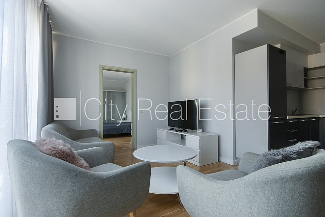 Projekts - Kalpaka Park Residence, fasādes māja, labiekārtots apzaļumots pagalms, ieeja no Rīga - foto 2