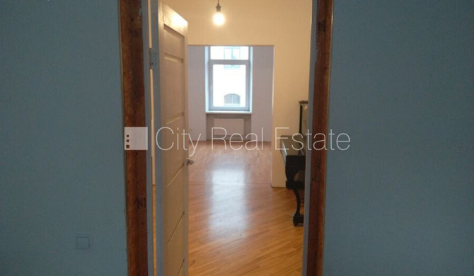 Fasādes māja, renovēta māja, ieeja no ielas, kāpņu telpa pēc kapitālā remonta, logi Rīga - foto 9