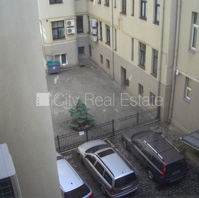 Fasādes māja, renovēta māja, ieeja no ielas, kāpņu telpa pēc kapitālā remonta, logi Rīga - foto 14