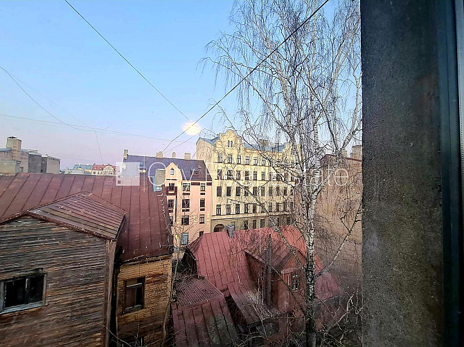 Zeme īpašumā, pagalma māja, ieeja no pagalma, logi vērsti mājas abās pusēs, studio tipa, Rīga - foto 16
