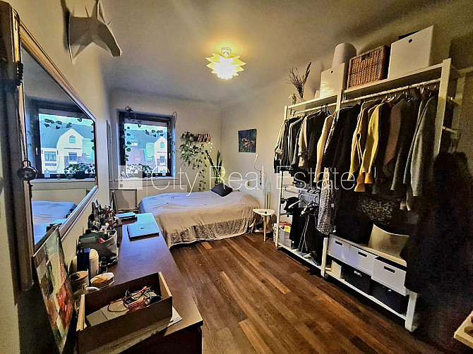 Zeme īpašumā, pagalma māja, ieeja no pagalma, logi vērsti mājas abās pusēs, studio tipa, Rīga - foto 11