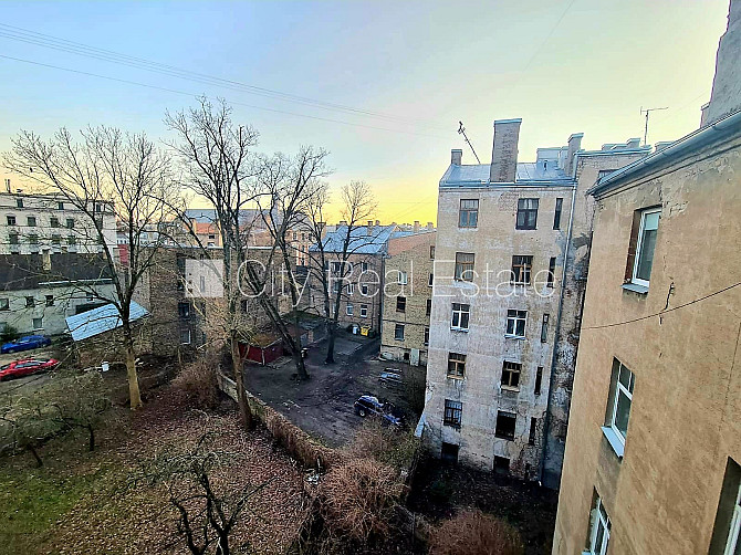 Zeme īpašumā, pagalma māja, ieeja no pagalma, logi vērsti mājas abās pusēs, studio tipa, Rīga - foto 9