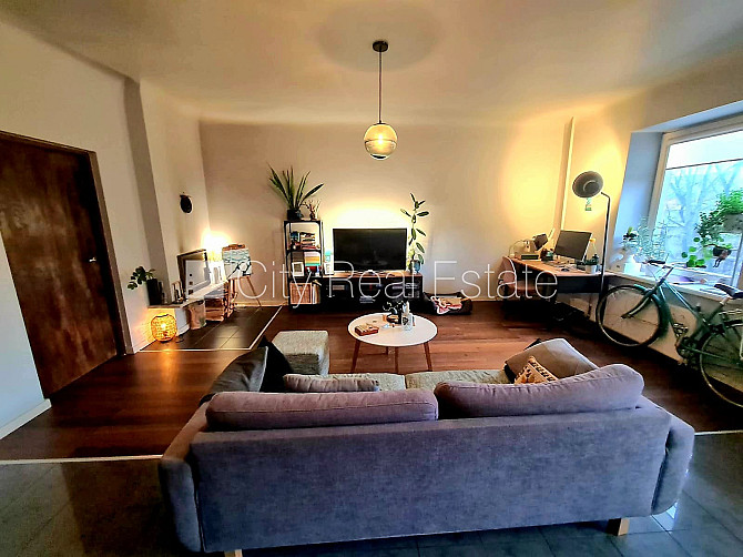 Zeme īpašumā, pagalma māja, ieeja no pagalma, logi vērsti mājas abās pusēs, studio tipa, Rīga - foto 2