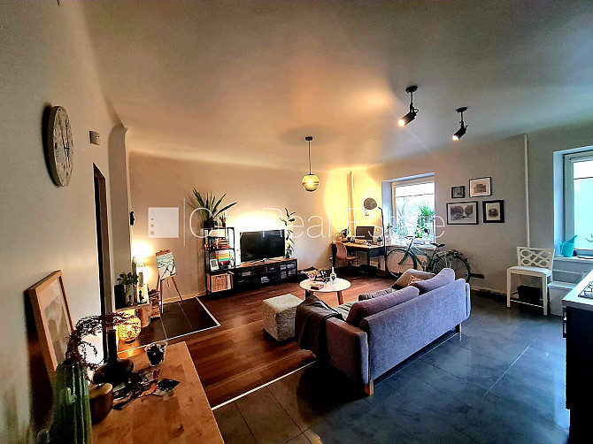 Zeme īpašumā, pagalma māja, ieeja no pagalma, logi vērsti mājas abās pusēs, studio tipa, Rīga - foto 1