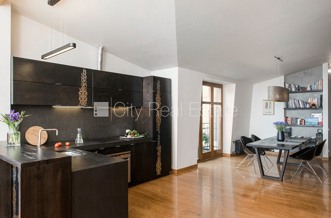 Fasādes māja, mansards, kāpņu telpa pēc kapitālā remonta, franču balkons, jumta terase, Rīga - foto 9