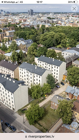Zeme īpašumā, renovēta māja, labiekārtots apzaļumots pagalms, slēgta teritorija, ieeja no Rīga - foto 14