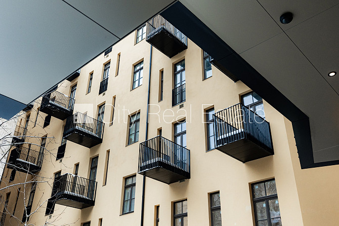 Fasādes māja, renovēta māja, uzstādīti saules enerģijas paneļi, slēgts pagalms, iespēja Rīga - foto 4